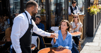 Canicule: un restaurant doit-il vous servir gratuitement de l'eau du robinet?