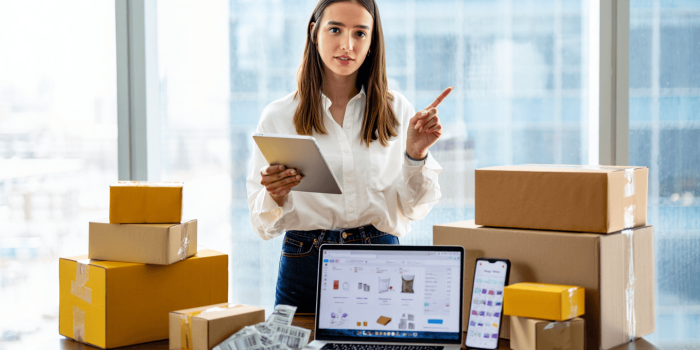 Personne qui se lance dans le e-commerce