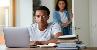 Un enfant majeur peut-il réclamer une pension à l'un de ses parents pour financer ses études?