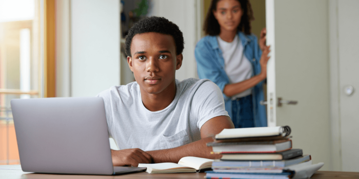 Un enfant majeur peut-il réclamer une pension à l'un de ses parents pour financer ses études?