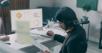 Personne travaillant sur un ordinateur avec un tableau de bord d'automatisation et des métriques affichés à l'écran