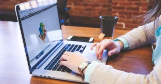 Écran d'ordinateur affichant un workflow d'automatisation marketing avec des diagrammes et des règles de déclenchement