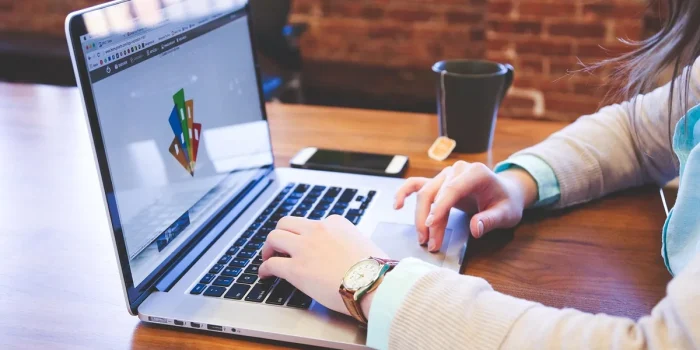 Écran d'ordinateur affichant un workflow d'automatisation marketing avec des diagrammes et des règles de déclenchement