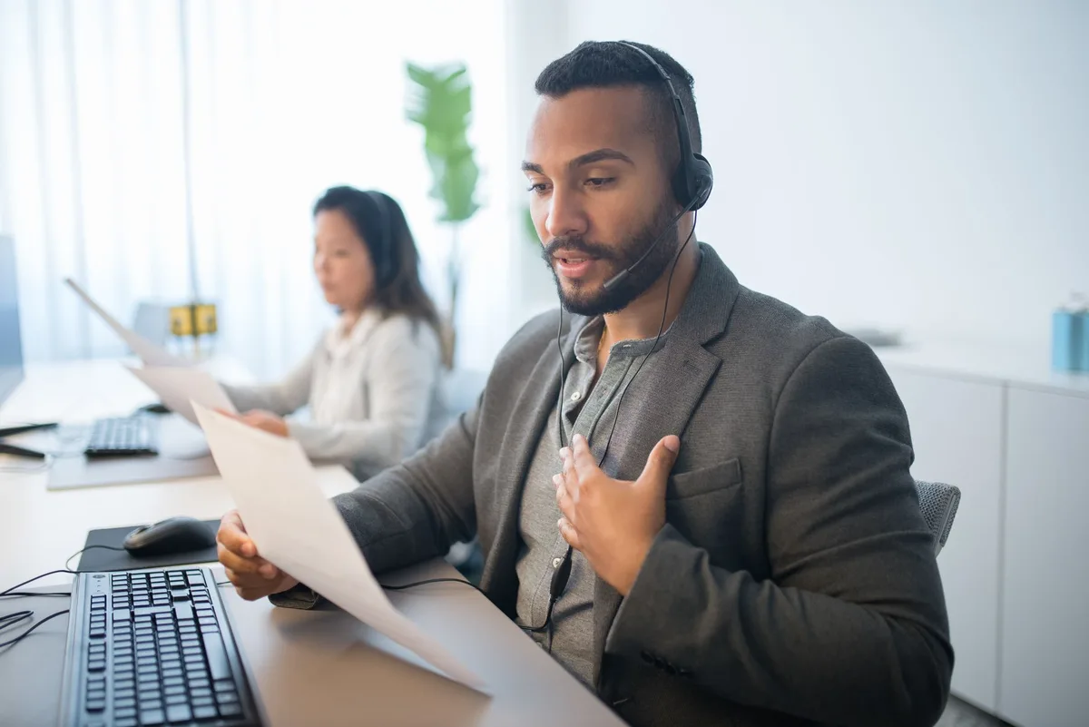 Personne répondant professionnellement à des avis clients sur un ordinateur