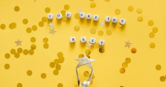 Écran affichant des étoiles de notation et des avis clients sur un produit