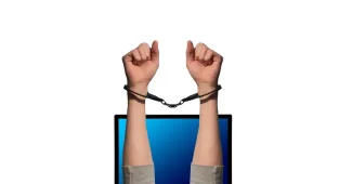 Personne consultant des avis en ligne sur un ordinateur portable dans un bureau à domicile