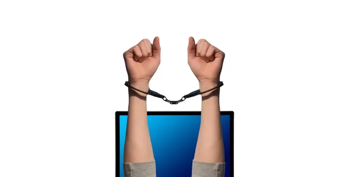 Personne consultant des avis en ligne sur un ordinateur portable dans un bureau à domicile