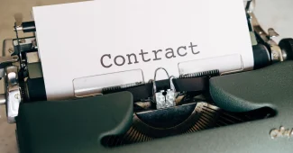 Lettre officielle d'amende à côté d'un contrat de location de voiture et de clés sur un bureau
