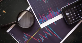 Écran d'ordinateur affichant des graphiques et des indicateurs KPI colorés avec des données de performance