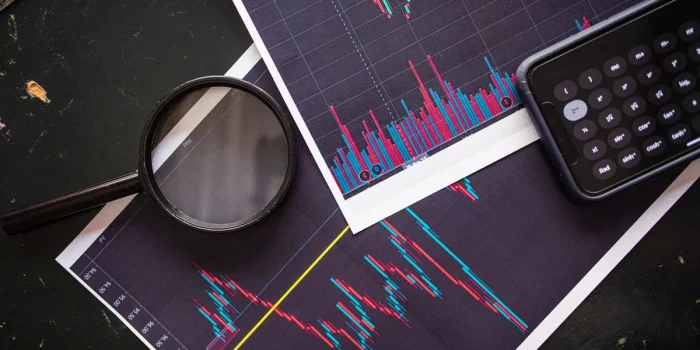Écran d'ordinateur affichant des graphiques et des indicateurs KPI colorés avec des données de performance