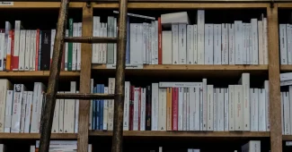 Interface organisée d'une base de connaissances avec sections structurées et hiérarchie claire