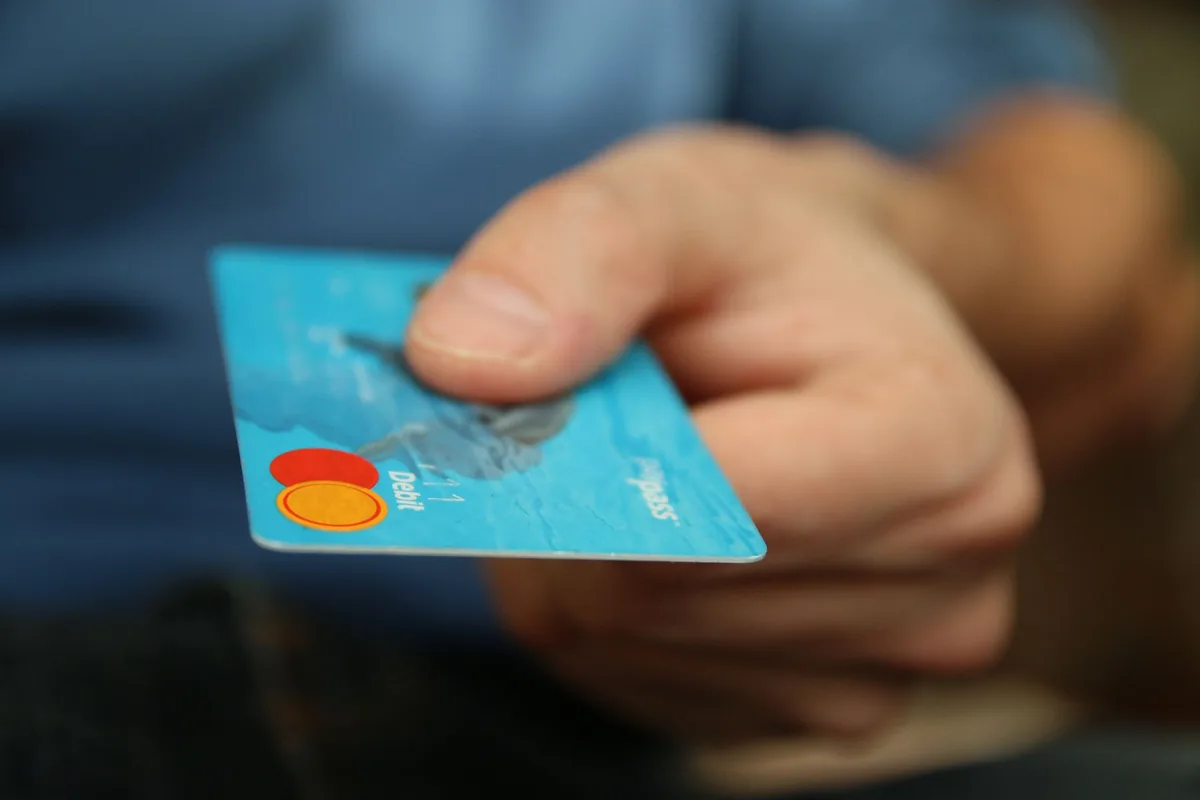 Client contactant sa banque pour signaler une fraude et contester un prélèvement.