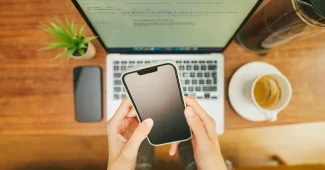 Écran d'ordinateur affichant un email de phishing avec signaux d'alerte et lien suspect.