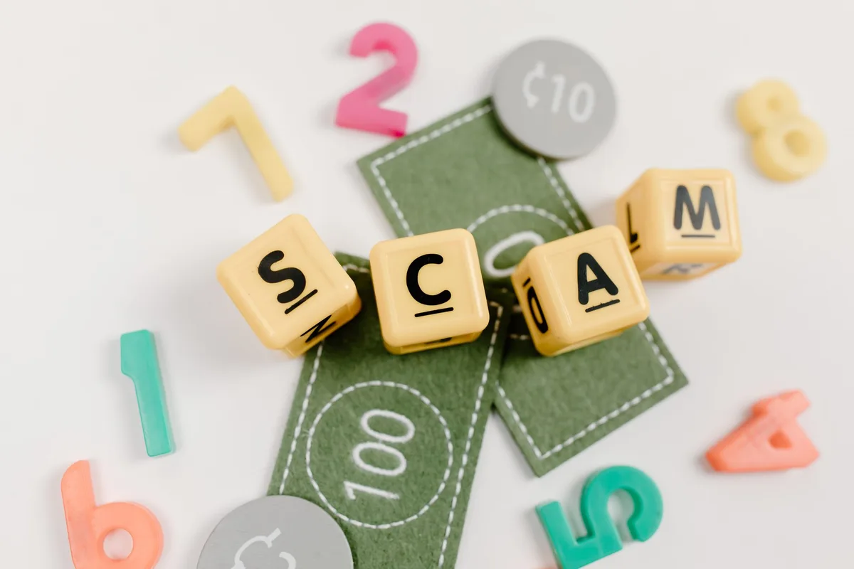 Symboles d'alerte et signaux de fraude sur des avis clients en ligne