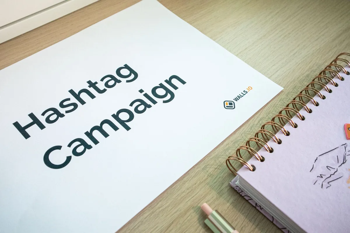 Entrepreneur examinant des données de campagne marketing sur un tableau de bord avec graphiques et métriques de performa