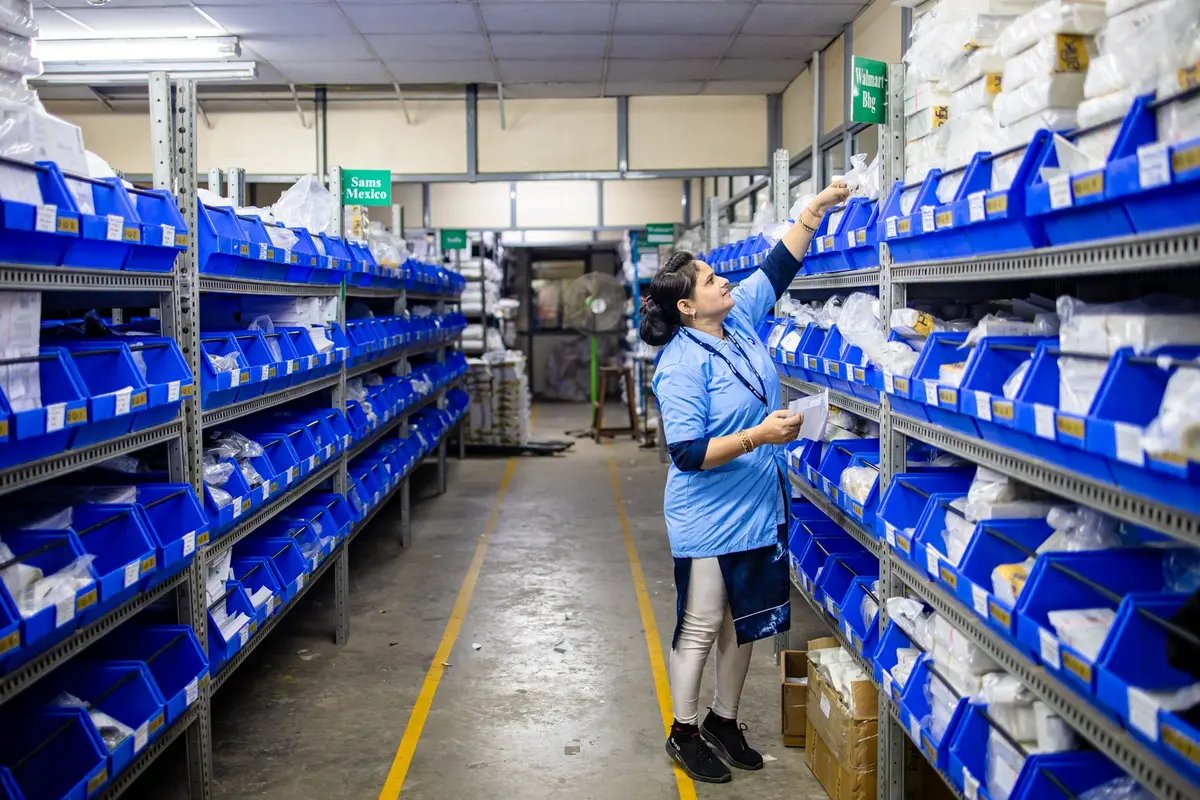 Écran d'ordinateur affichant un système de gestion d'entrepôt avec données de stock