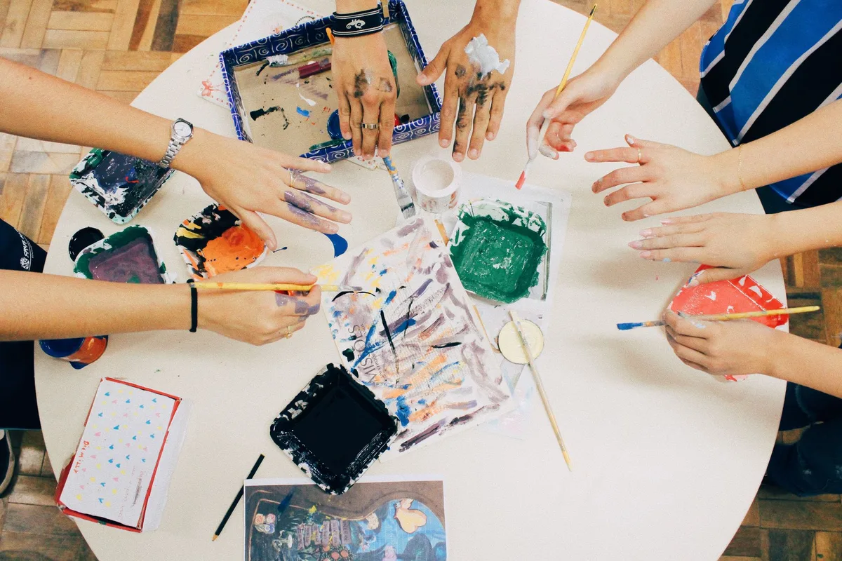 Participants engagés dans un atelier créatif lors d'une activité de team building