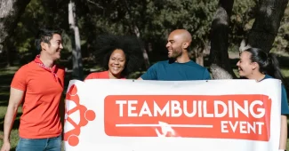 Groupe de collaborateurs engagés dans une activité de team building dans un espace moderne à Paris