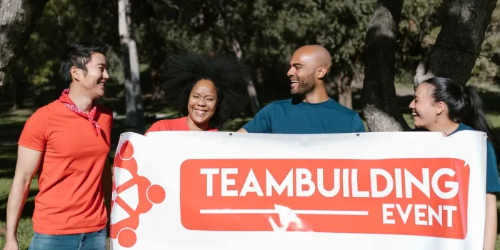 Groupe de collaborateurs engagés dans une activité de team building dans un espace moderne à Paris