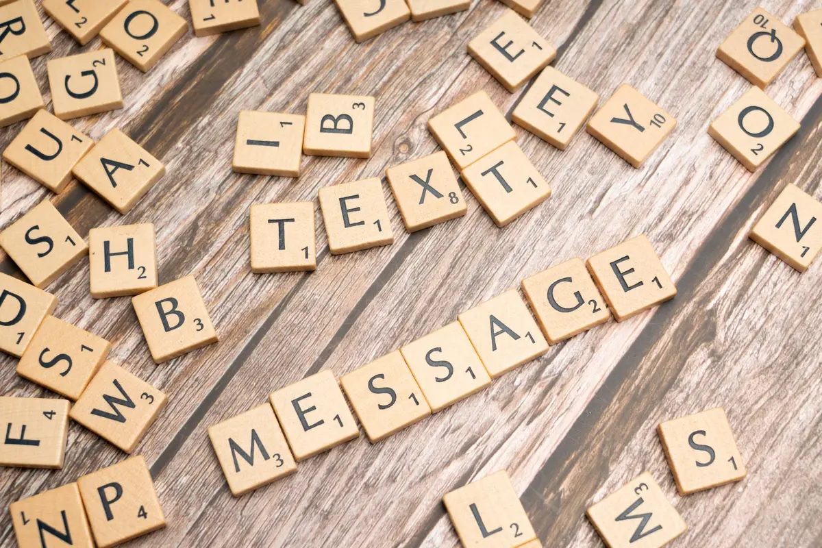 Illustration d'une stratégie multicanale combinant email, SMS et notifications push