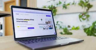 Mains d'un professionnel du marketing au-dessus d'un clavier d'ordinateur avec une base de contacts visible à l'écran
