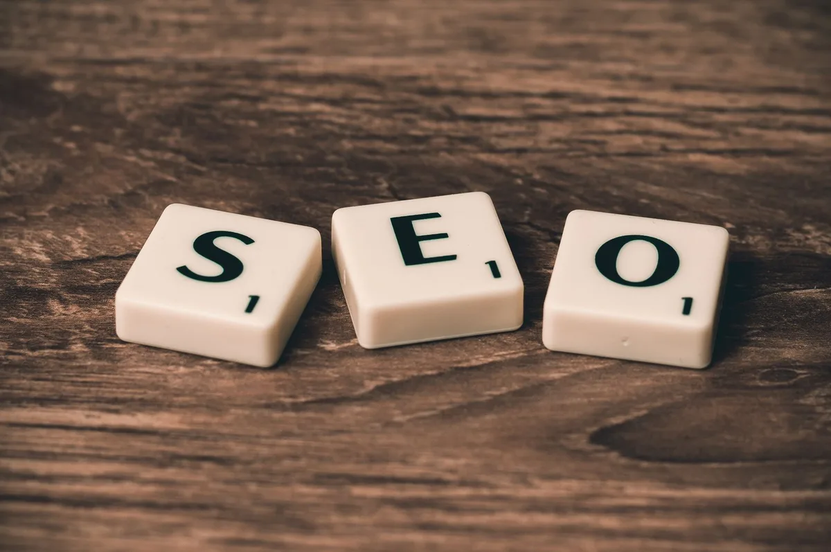 Résultats de recherche Google affichant différents formats de pages (guides, avis, articles explicatifs)