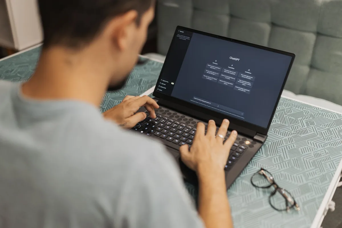 Écran d'ordinateur montrant une interface d'intelligence artificielle générant du contenu texte