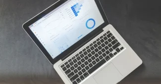 Mains tapant sur un clavier devant des graphiques d'analyse SEO et des métriques de performance