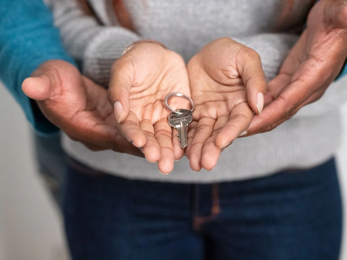 Mains tenant un document de succession avec des symboles de protection familiale