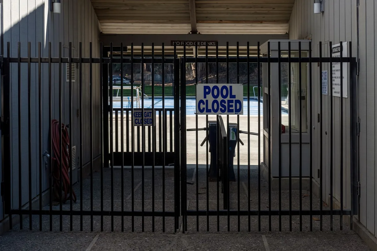 Barrière de sécurité métallique autour d'une piscine privée, empêchant l'accès aux enfants