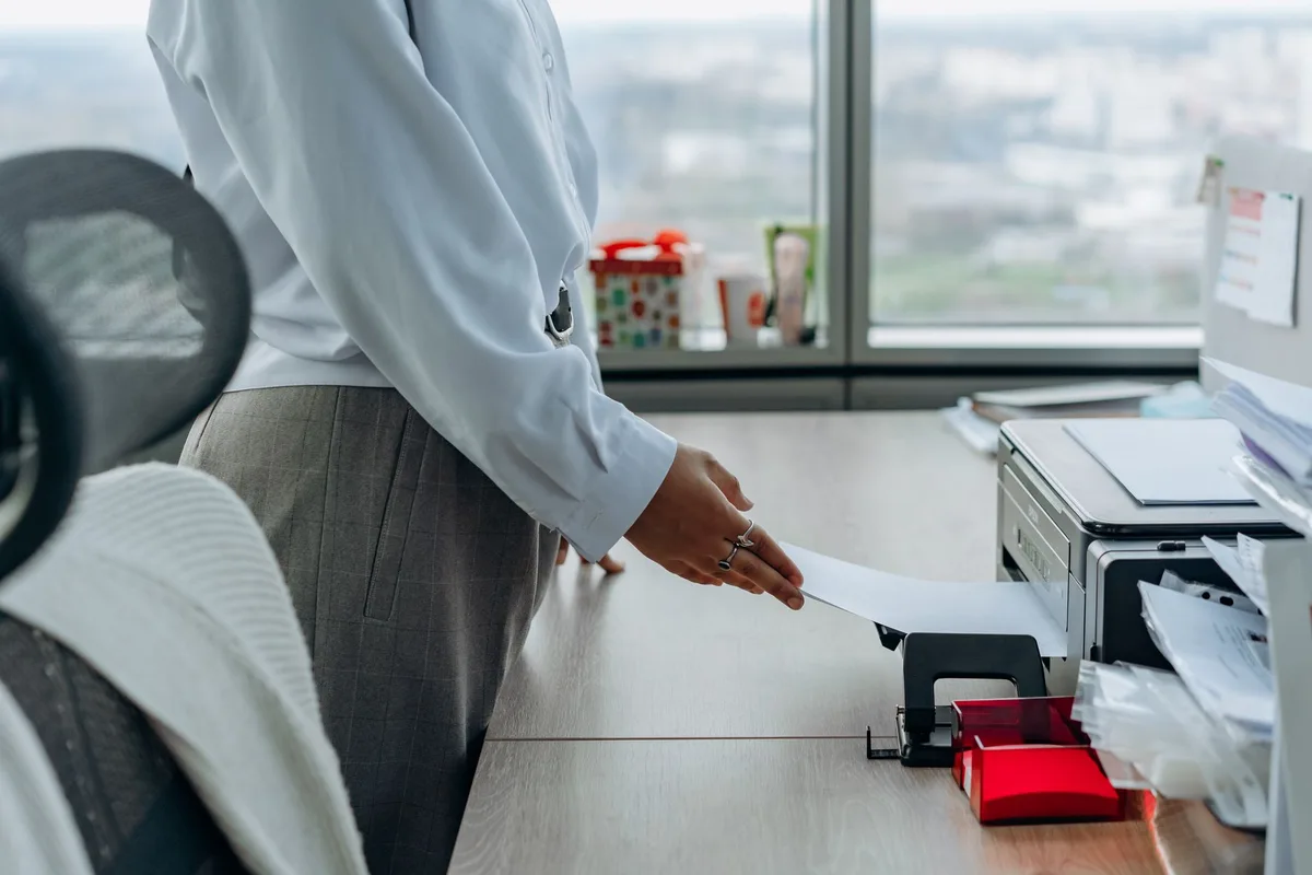 Configuration d'imprimante avec papier de qualité pour imprimer des timbres sans erreur