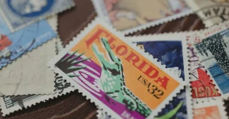 Timbre numérique périmé avec date limite d'utilisation visible sur papier