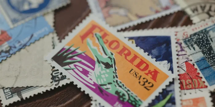 Timbre numérique périmé avec date limite d'utilisation visible sur papier