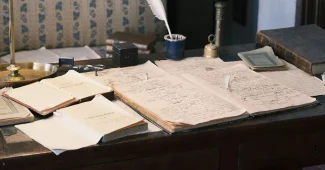 Documents notariés et actes immobiliers sur un bureau, symbolisant la transmission de patrimoine