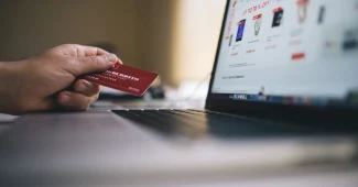 Personne consultant des avis clients et des notes en étoiles sur un écran d'ordinateur portable