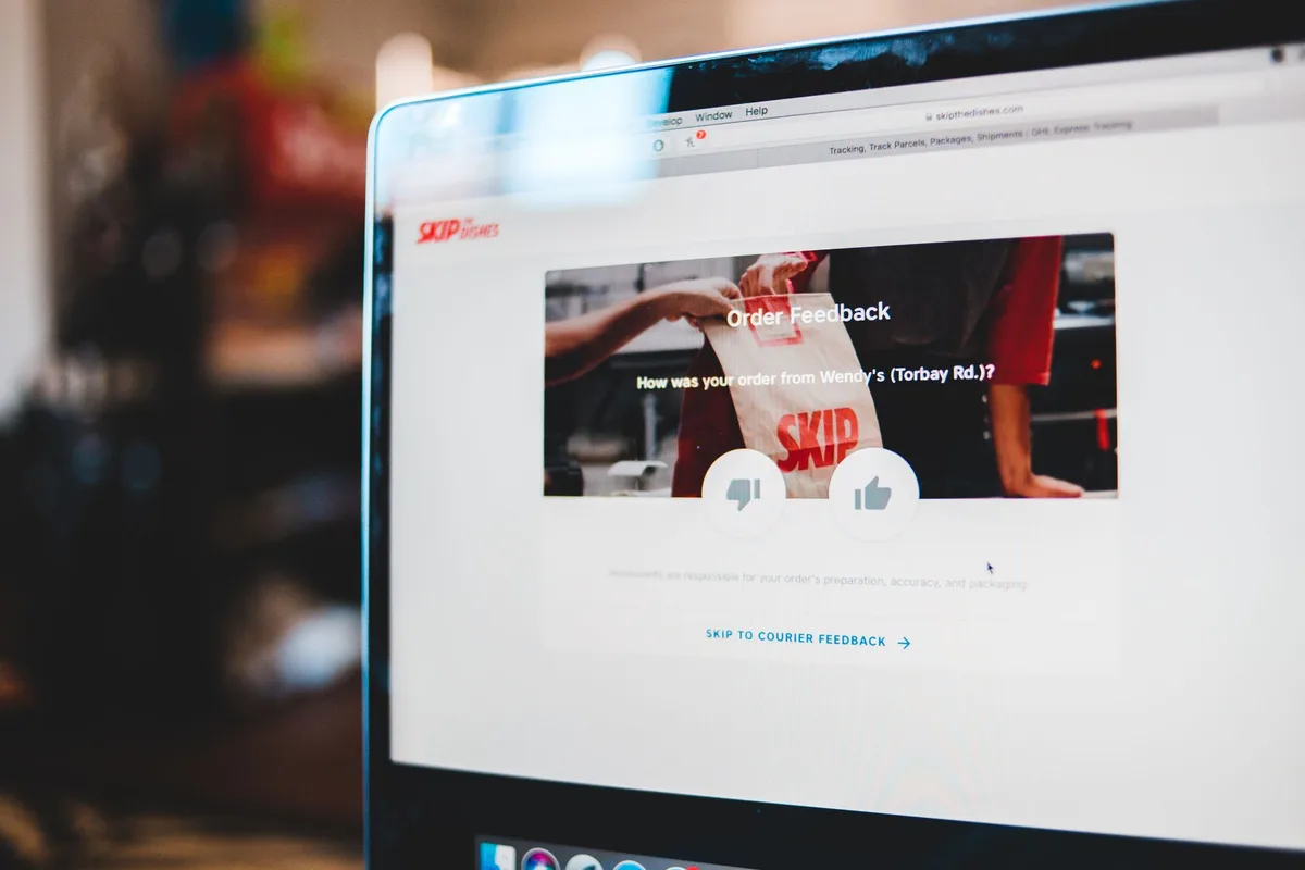 Écran d'ordinateur affichant des avis clients avec des étoiles et des commentaires détaillés.