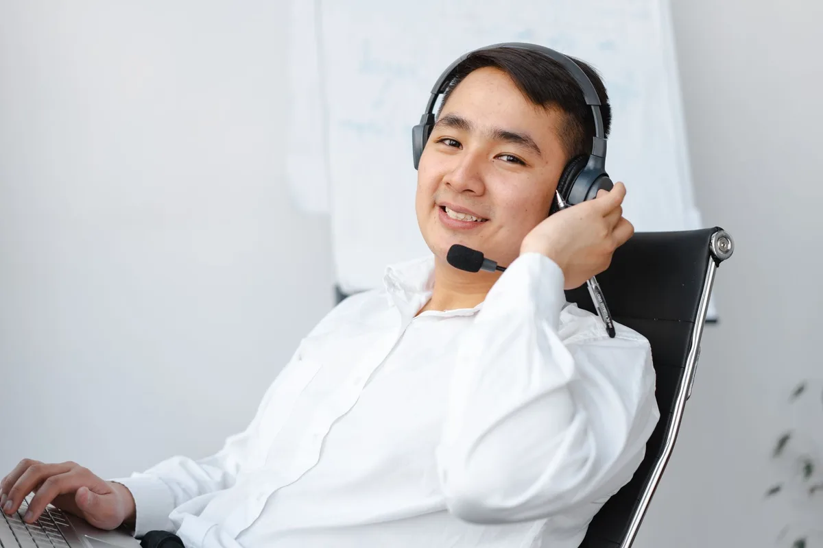 Personne lisant et répondant à des retours clients sur un ordinateur portable