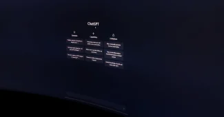 Écran d'ordinateur affichant des étoiles et des avis clients, main prête à cliquer