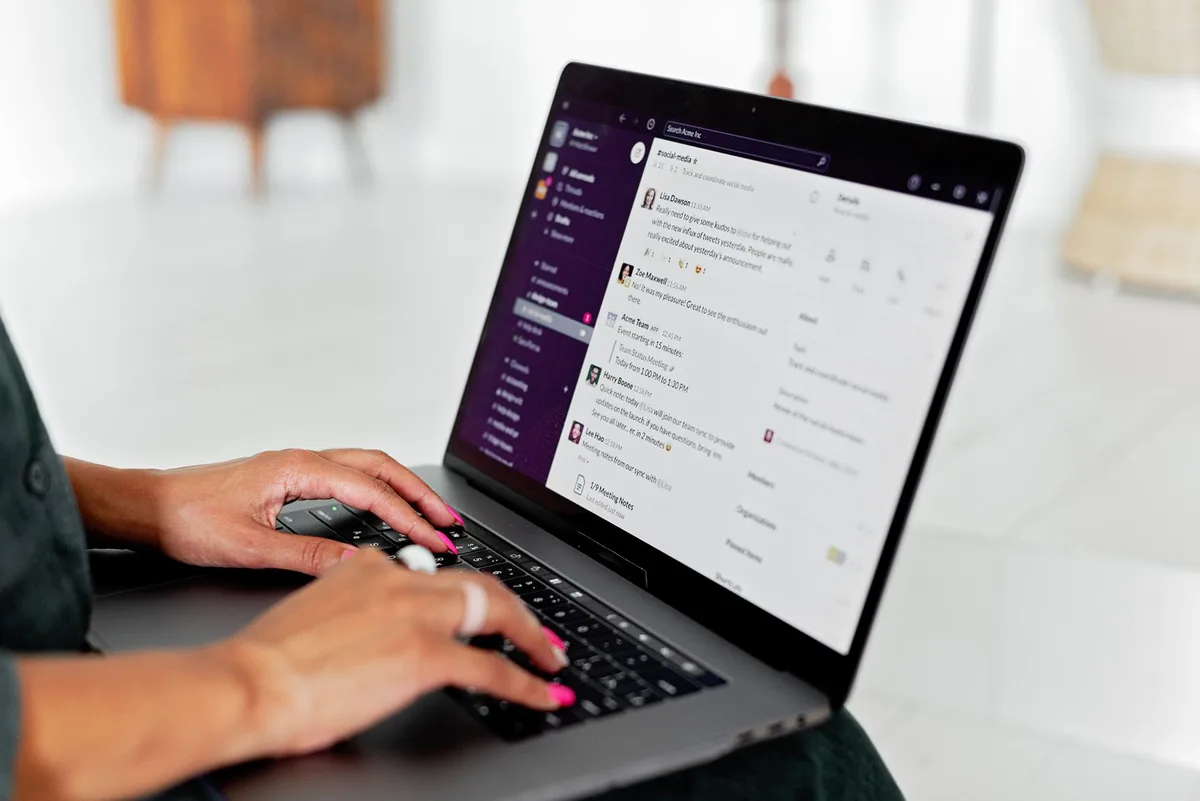 Interface de messagerie professionnelle sur écran d'ordinateur avec domaine personnalisé