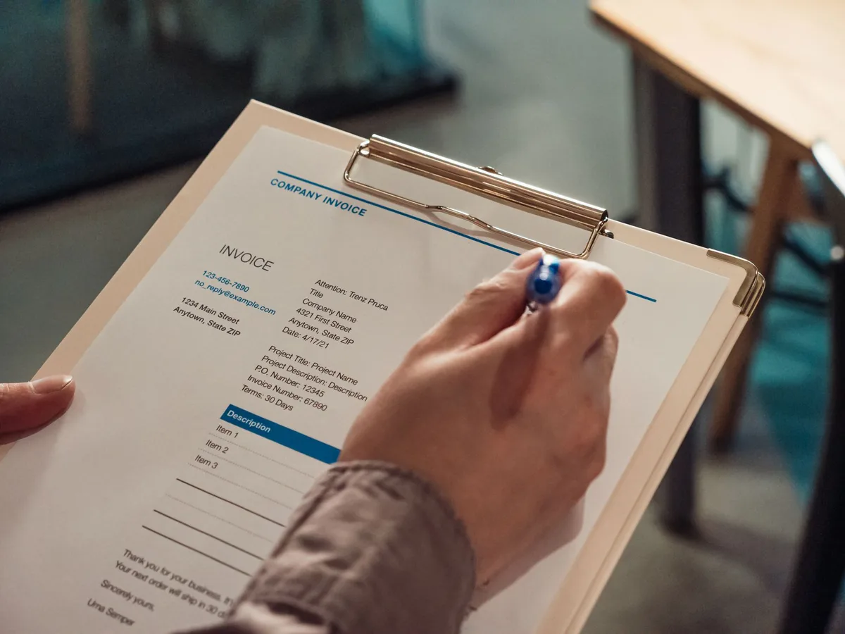 Devis et facture professionnels bien présentés avec numérotation claire et mentions obligatoires