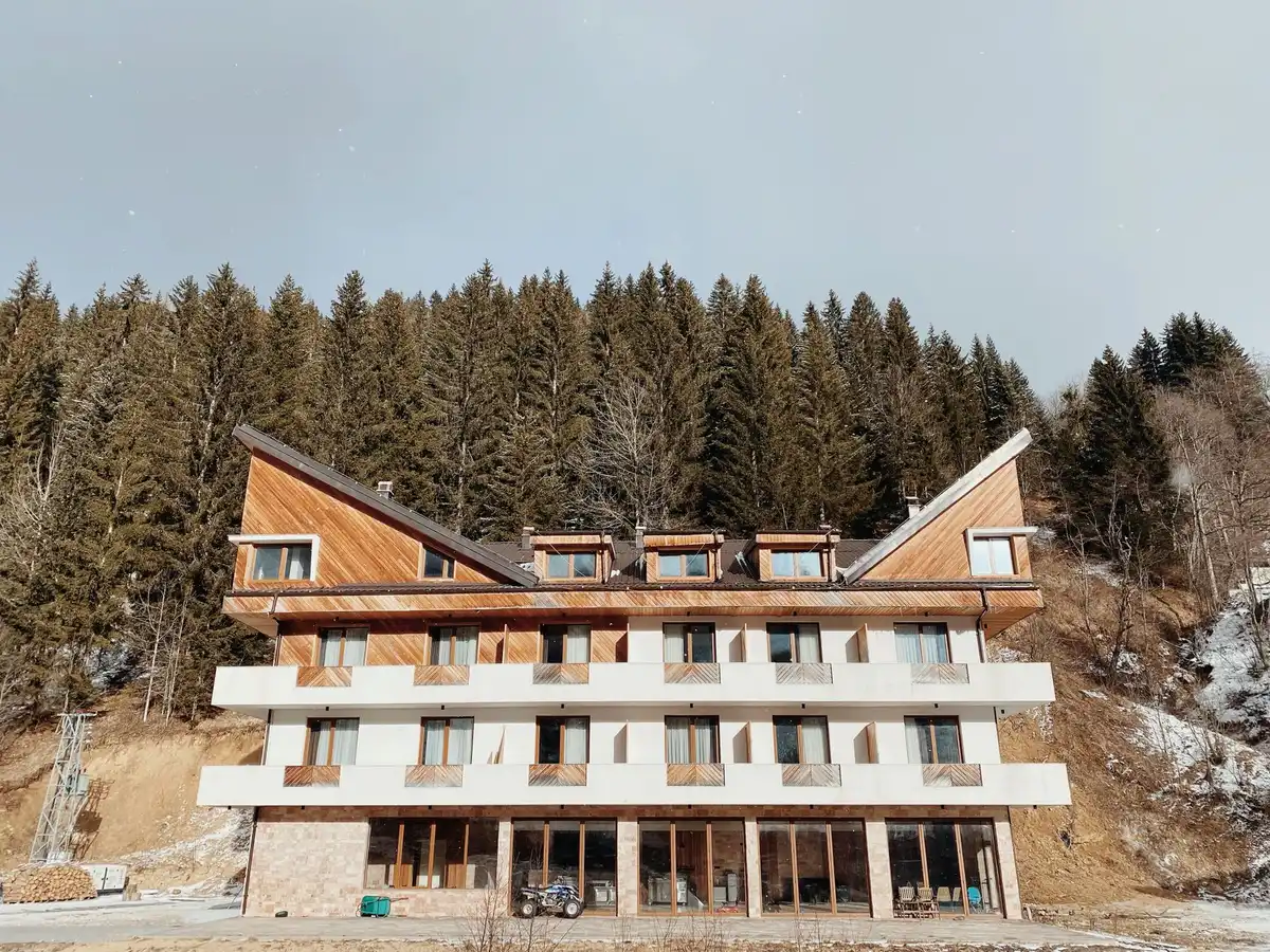Intérieur moderne d'un appartement ou chalet alpin avec vue montagne