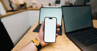 Main d'une personne consultant des avis clients et des étoiles sur un écran de téléphone