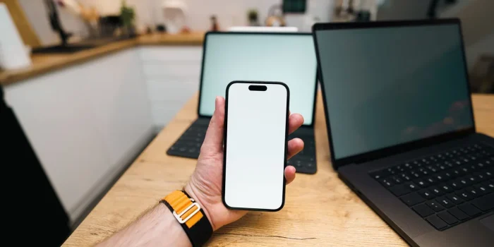 Main d'une personne consultant des avis clients et des étoiles sur un écran de téléphone