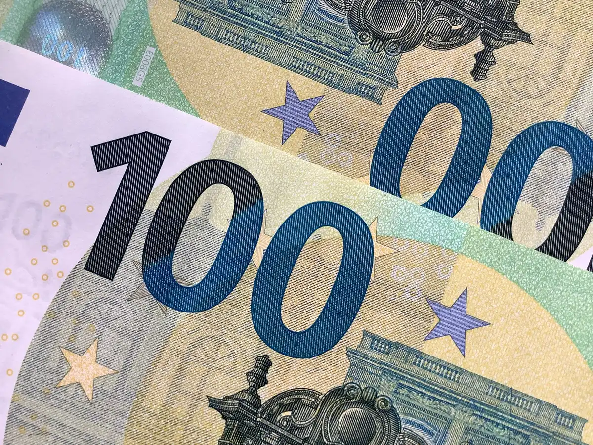 Exemples de billets en euros avec portraits de personnalités historiques et motifs naturels