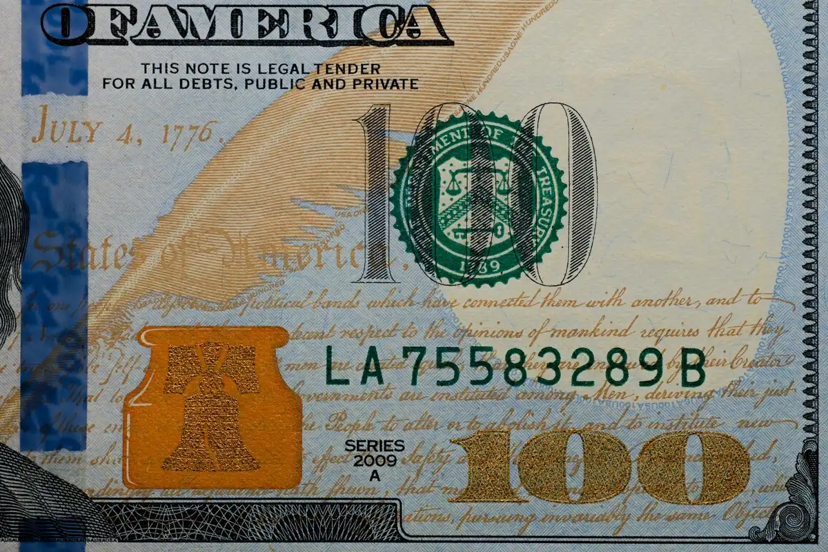 Détails de sécurité sur un billet : signes tactiles et contraste de couleurs