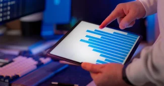 Gros plan d'une main pointant vers une notation cinq étoiles affichée sur un écran