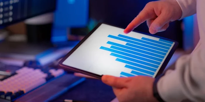 Gros plan d'une main pointant vers une notation cinq étoiles affichée sur un écran