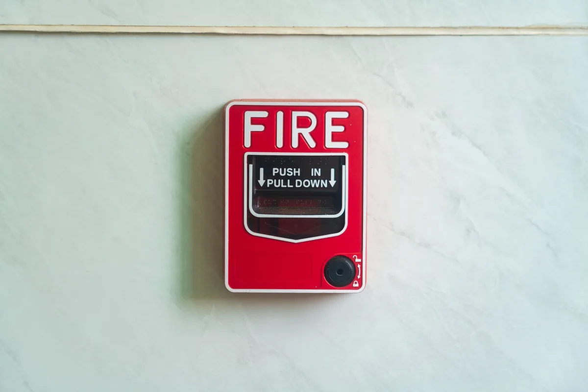 Système de sécurité et alarme installé sur la façade d'une maison