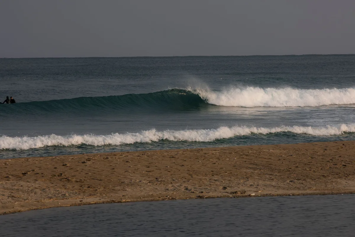 Plage d'Anglet avec vagues et surfeurs dans l'océan Atlantique
