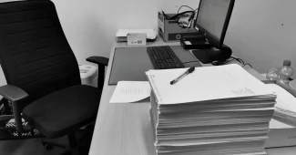 Personne consultant des documents administratifs et des relevés de carrière à son bureau